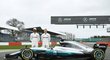 Lewis Hamilton a Valtteri Bottas představili novou formuli Mercedesu