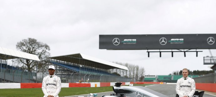 Oba jezdci Mercedesu si novou formuli pochvalují
