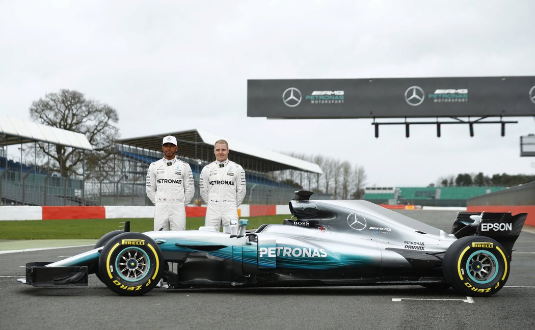 Lewis Hamilton a Valtteri Bottas představili novou formuli Mercedesu