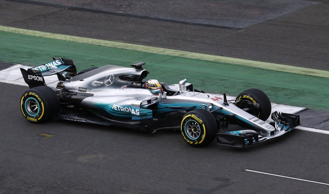 Mercedes půjde do nové sezony formule 1 s novou krasavicí