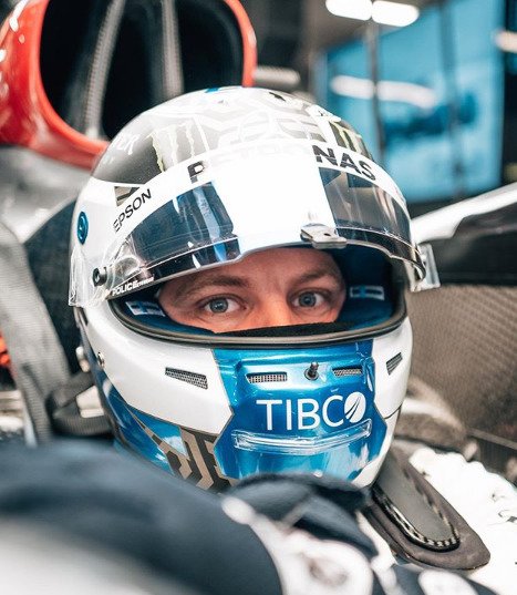 Finský jezdec Mercedesu Valtteri Bottas skončil loni hned za svým týmovým kolegou na druhém místě pořadí šampionátu. Jeho helma pro rok 2020 nedoznala přílišných změn, a tak neustále nese především národní barvy Bottasovy domoviny.