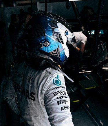 Finský jezdec Mercedesu Valtteri Bottas skončil loni hned za svým týmovým kolegou na druhém místě pořadí šampionátu. Jeho helma pro rok 2020 nedoznala přílišných změn, a tak neustále nese především národní barvy Bottasovy domoviny.