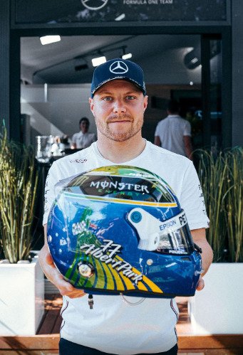 Pro plánovanou první Grand Prix sezony v Austrálii si Bottas nechal připravit speciální helmu. Kvůli koronavirové nákaze v týmu McLaren se však závod v melbournském Albert Parku nekonal, tudíž unikátní kousek nenašel využití.