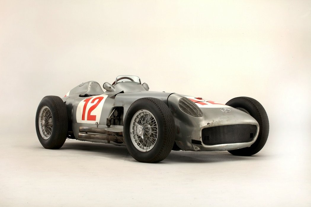 Mercedes W196R z roku 1954. v němž Juan Manuel Fangio získal druhý ze svých pěti titulů ve formuli 1