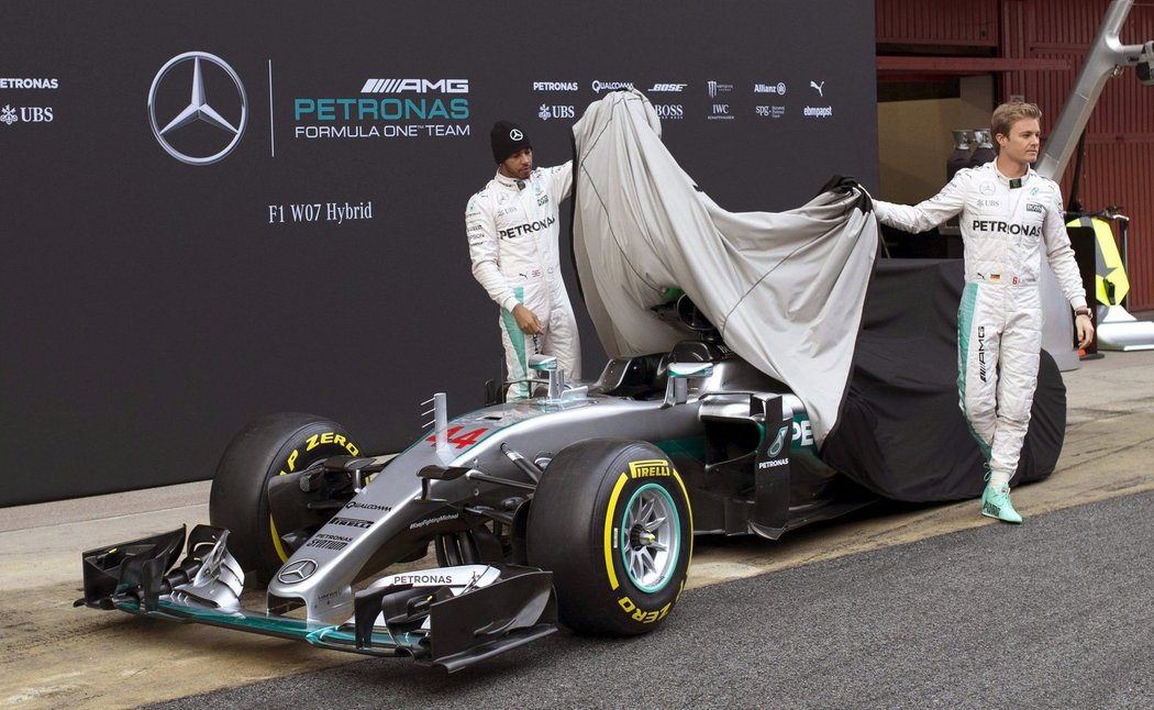 Nový vůz Mercedesu představili Lewis Hamilton a Nico Rosberg