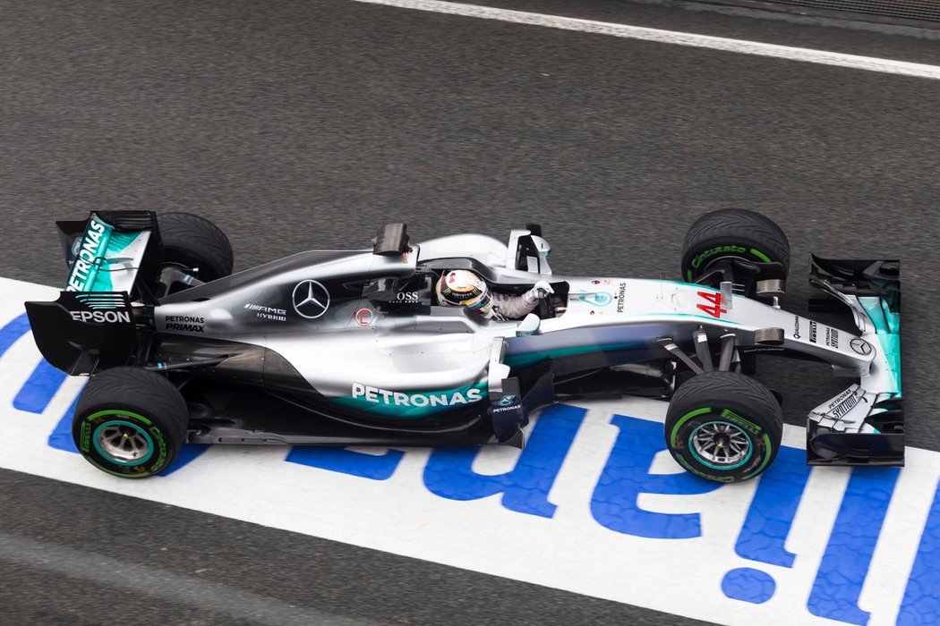 Lewis Hamilton v novém W07 Hybrid
