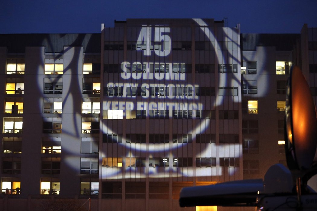 Dojemné okamžiky: fanoušci Michaela Schumachera večer na jeho narozeniny promítali vzkazy přímo na nemocnici