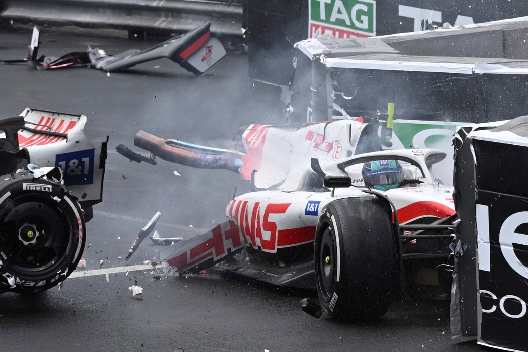 Mick Schumacher při Velké ceně Monaka narazil do bariéry