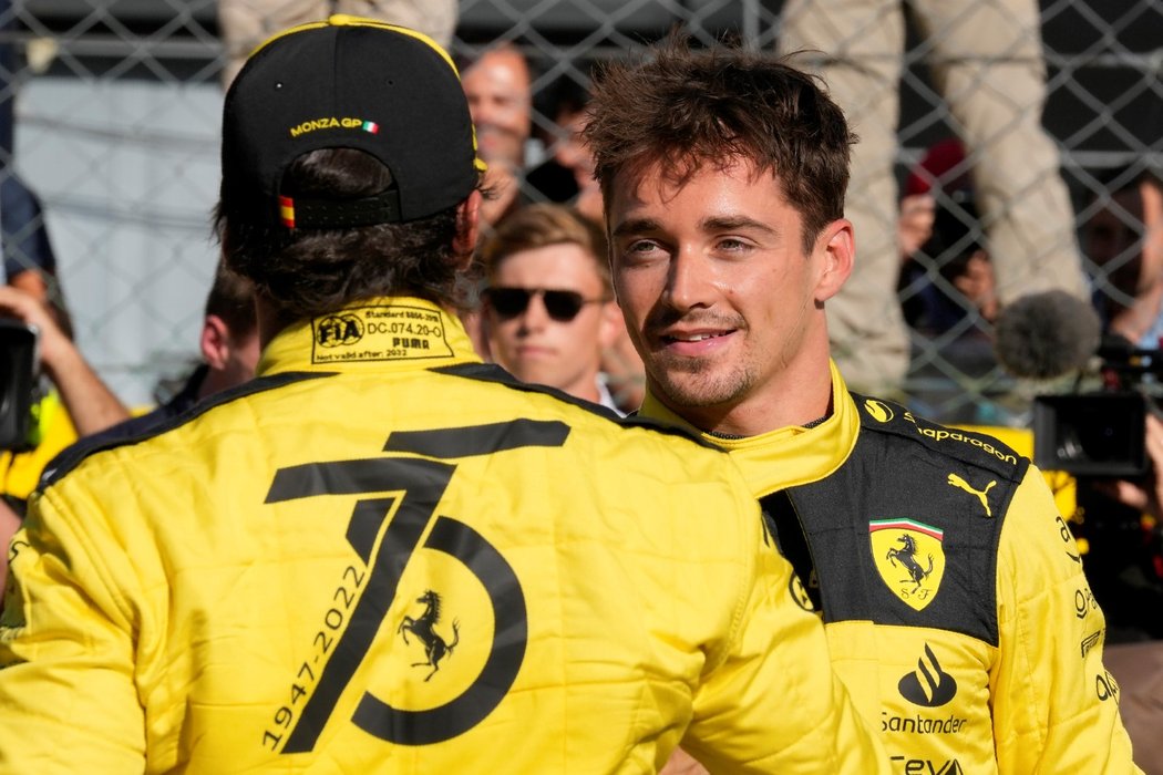 Vítěz kvalifikace Charles Leclerc s týmovým parťákem z Ferrari Carlosem Sainzem