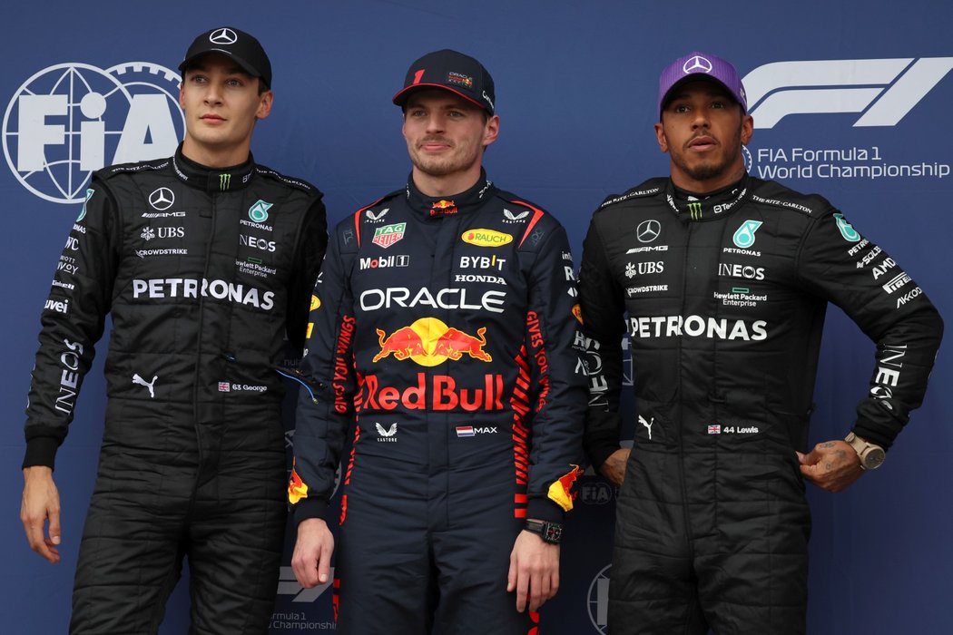 Jako první vyjedou do závodu George Russell, Max Verstappen a Lewis Hamilton