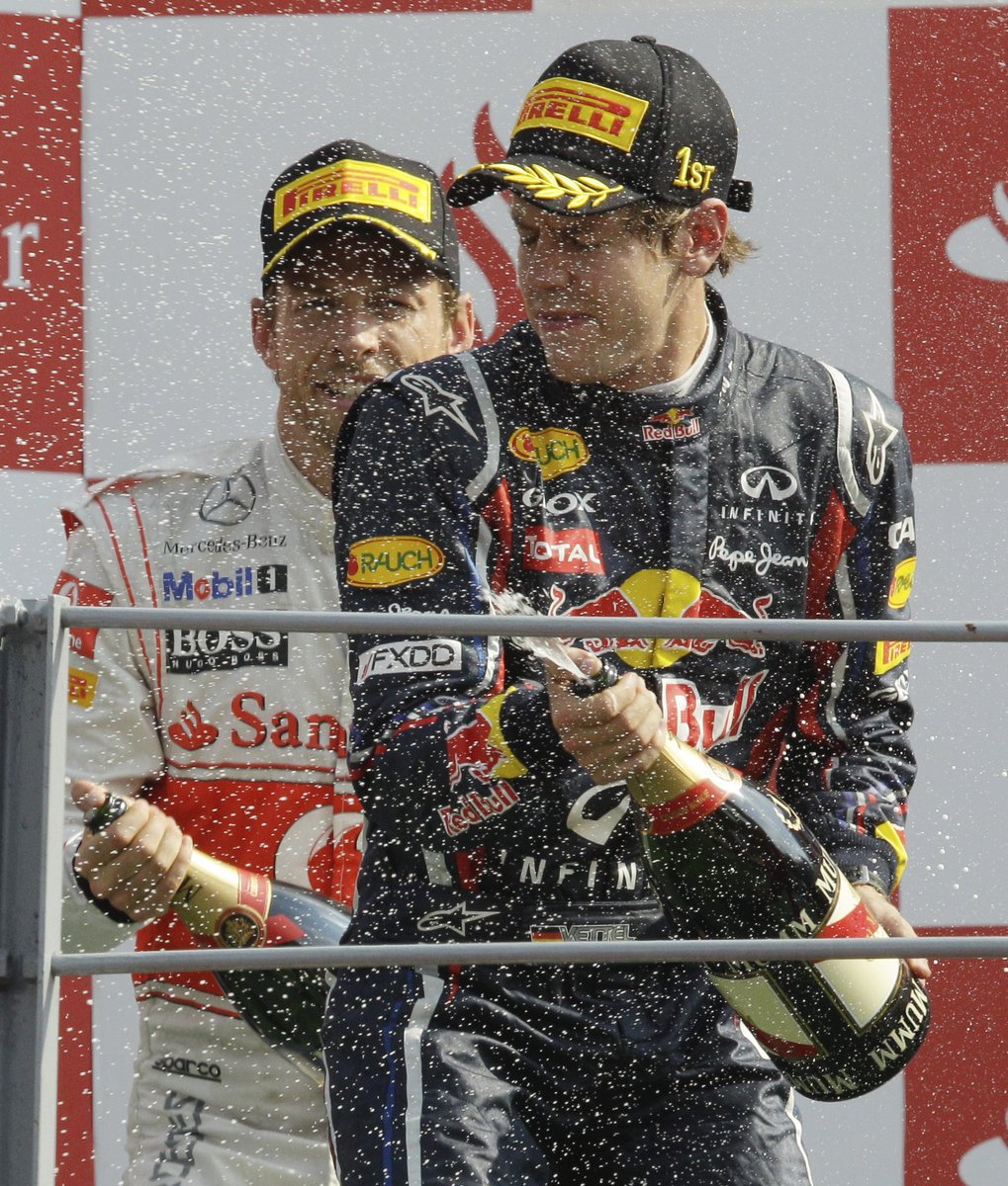 Vettel slaví šampaňským své vítězství v Monze