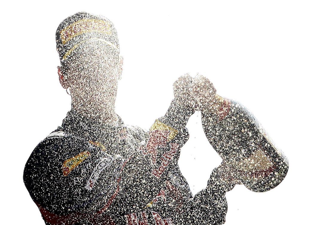 Vettel slaví šampaňským své vítězství v Monze