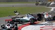 Vitantonio Liuzzi z HRT zavinil bouračku, do které se zapletli i Rosberg s Petrovem