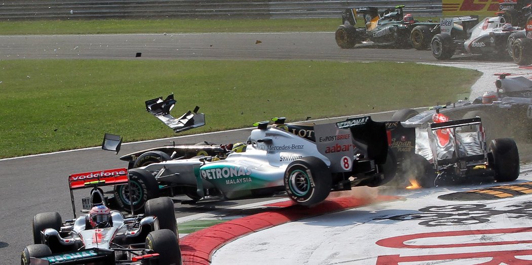 Vitantonio Liuzzi z HRT zavinil bouračku, do které se zapletli i Rosberg s Petrovem