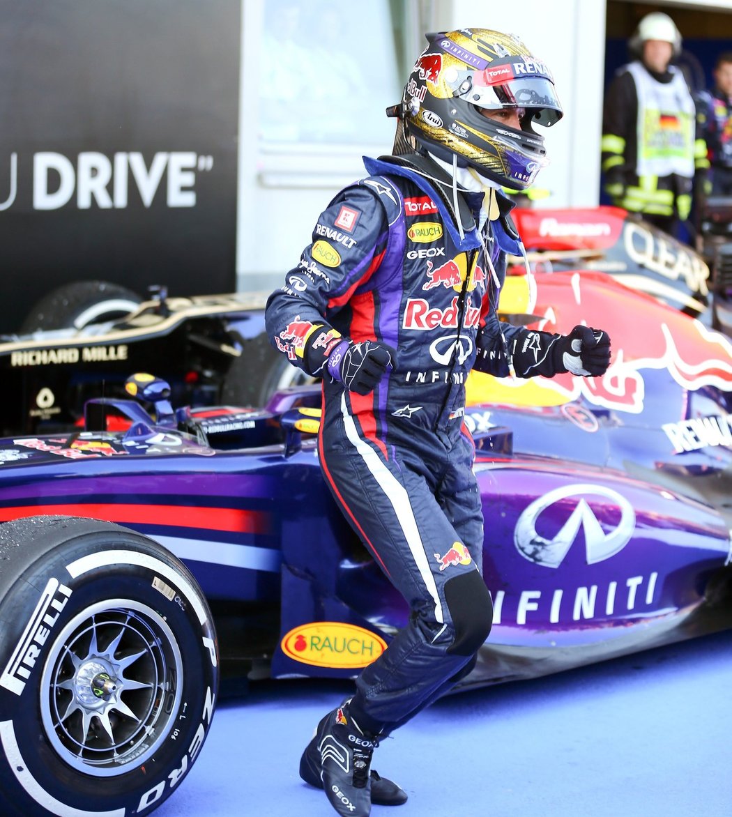Mistr světa formule 1 Němec Sebastian Vettel vyhrál poprvé v kariéře domácí Velkou cenu a triumf si náležitě užíval na stupních vítězů i se šampaňským