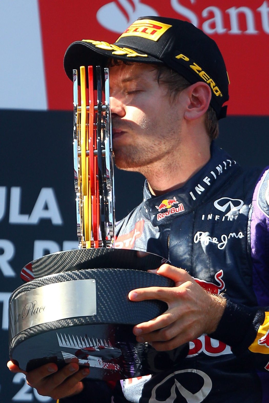Mistr světa formule 1 Němec Sebastian Vettel vyhrál poprvé v kariéře domácí Velkou cenu a triumf si náležitě užíval na stupních vítězů i se šampaňským