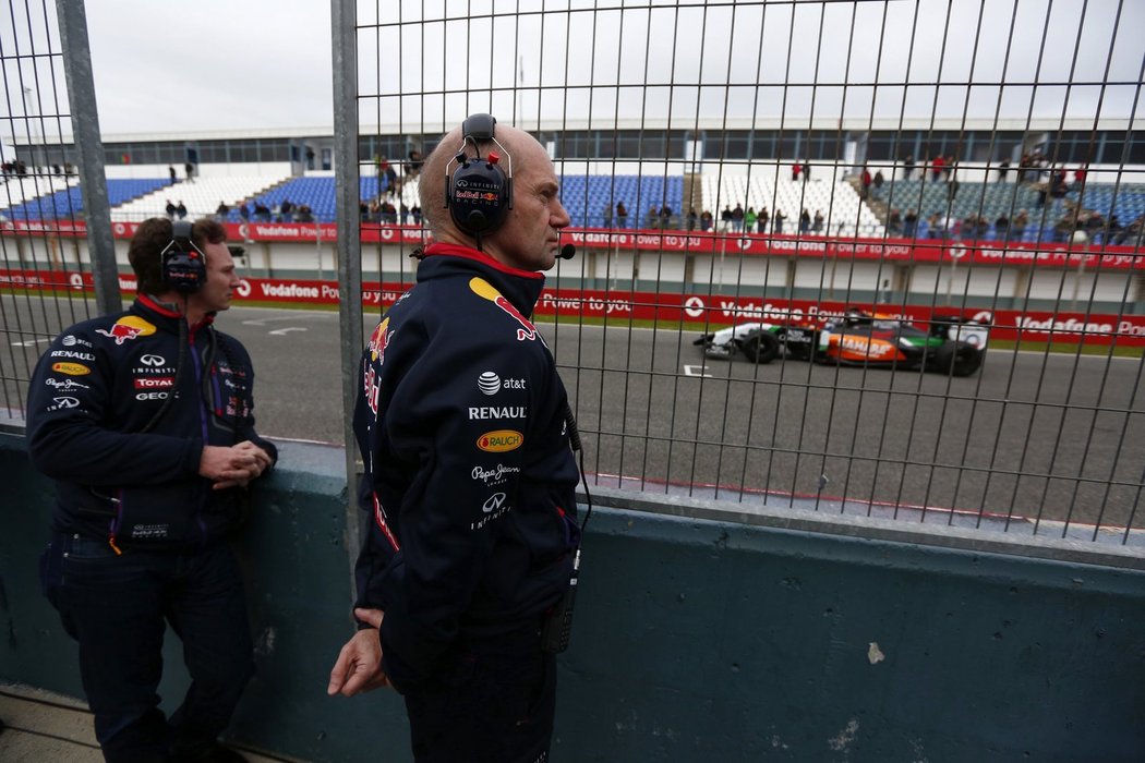 Technický šéf stáje Red Bull Adrian Newey (vpravo) a jeho šéf Christian Horner sledují předsezonní testování v Jerezu