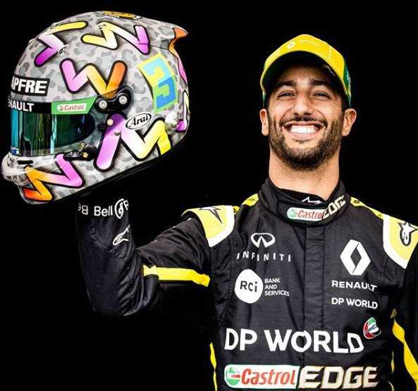 Nejkřiklavější helmou pro rok 2020 pravděpodobně disponuje Australan Daniel Ricciardo. Povinný doplněk koresponduje s veselou povahou závodníka. Aby byla frekvence jeho častého úsměvu ještě větší, určitě by potřeboval ve žlutém Renaultu dojíždět do cíle na lepších pozicích než loni. 