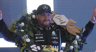 Sprint v Brazílii vyhrál Bottas. Hamilton kvůli trestu až desátý