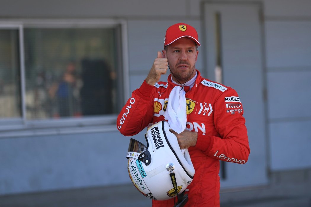 Odloženou kvalifikaci na Velkou cenu Japonska formule 1 ovládly vozy stáje Ferrari. První místo obsadil Sebastian Vettel před Charlesem Leclercem.