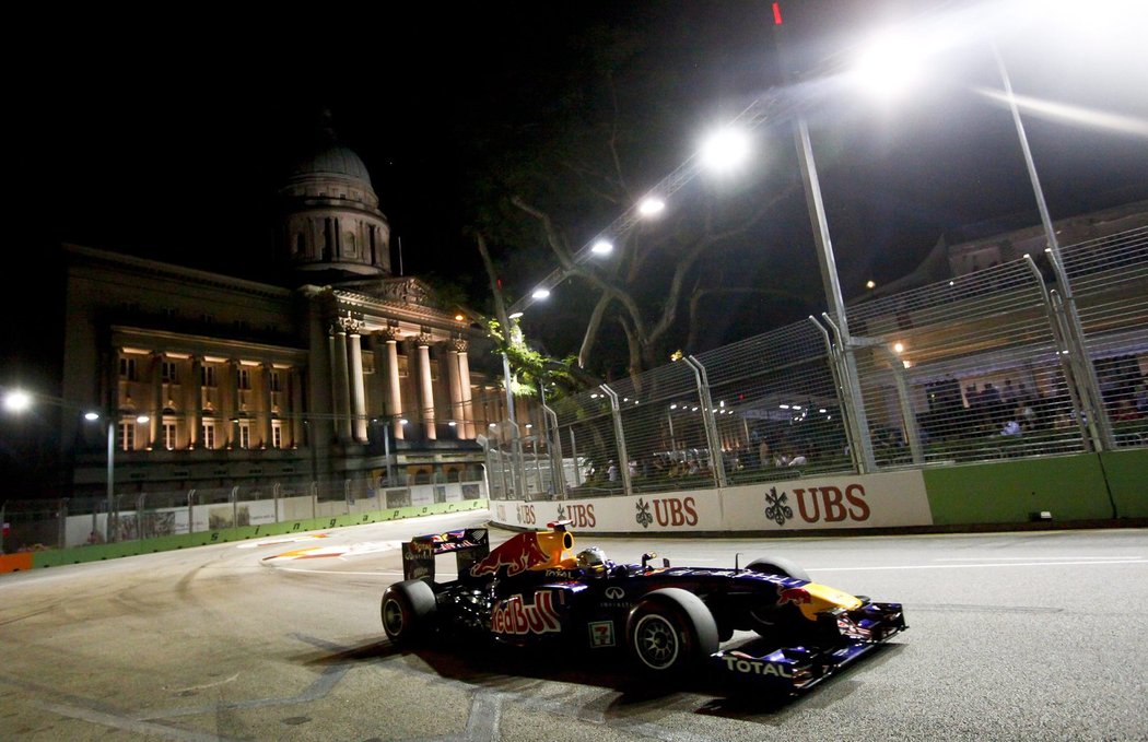 Sebastian Vettel projíždí jednu ze zatáček při Velké ceně Singapuru