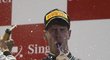Vítěz GP Singapuru Sebastian Vettel si vychutnává šampaňské na stupních vítězů