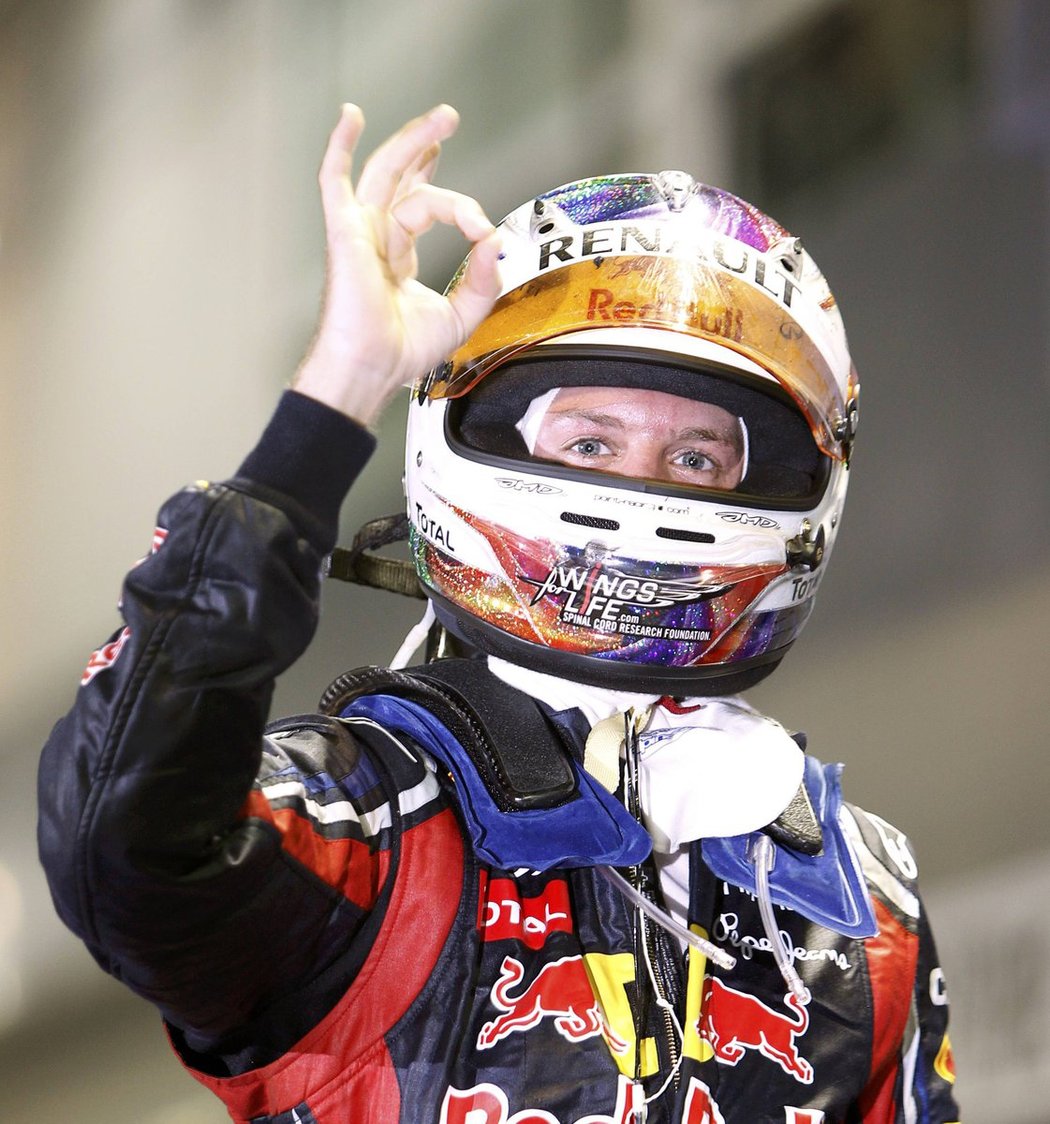 Německý pilot Red Bullu Sebastian Vettel slaví vítězství ve Velké ceně Singapuru
