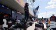 Lewis Hamilton se raduje z vítězné kvalifikace na domácí Velké ceně v Silverstonu