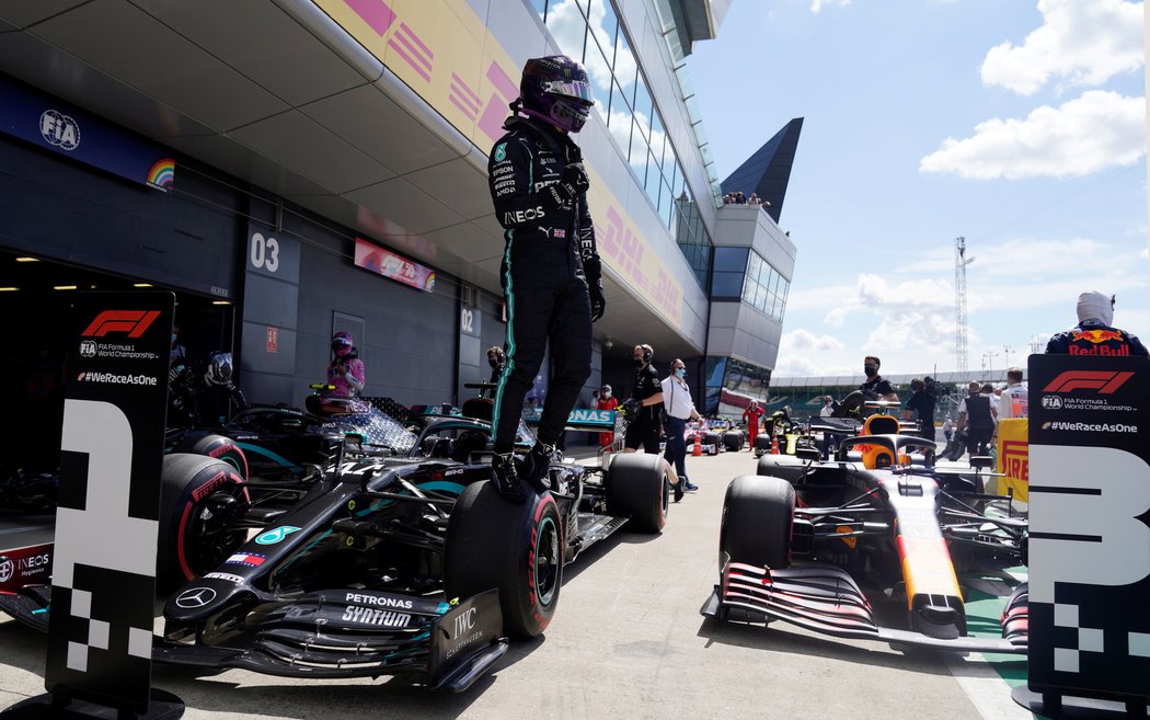 Lewis Hamilton se raduje z vítězné kvalifikace na domácí Velké ceně v Silverstonu