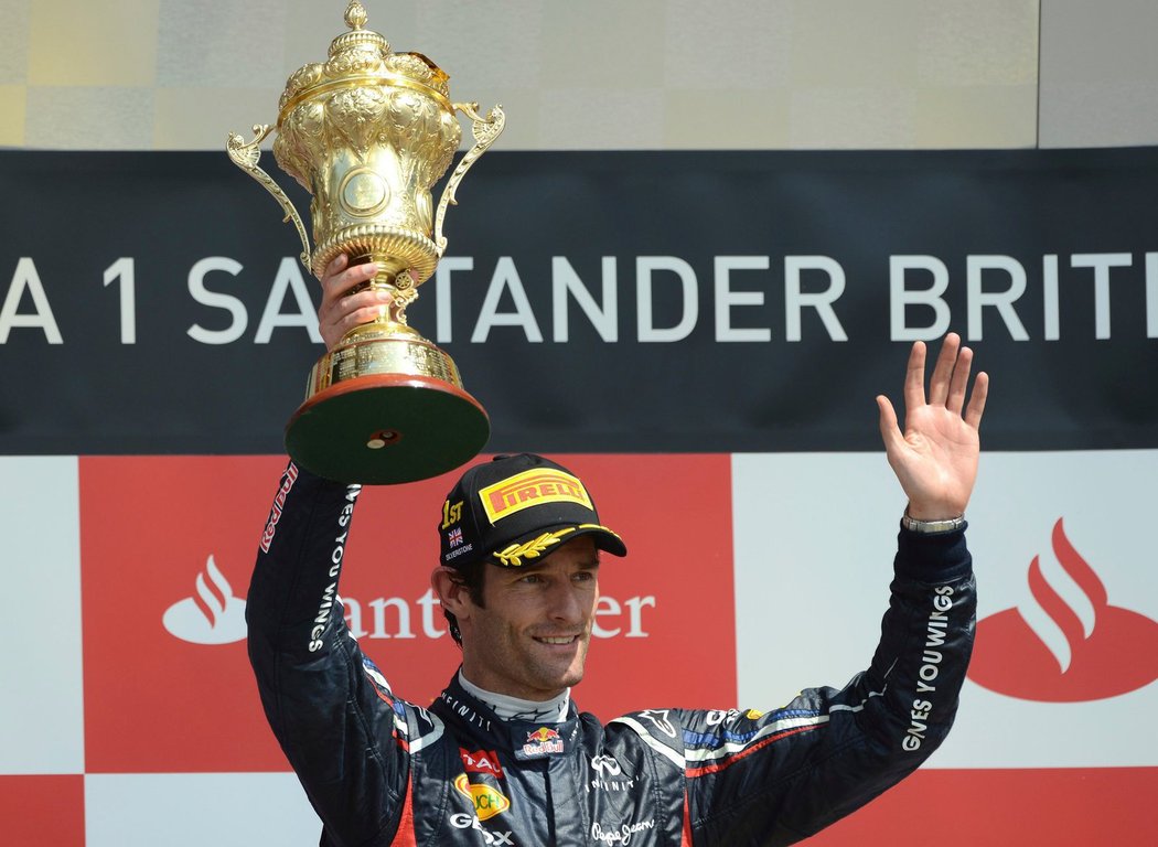 Mark Webber s pohárem pro vítěze Velké ceny Británie