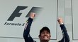 Mark Webber radostně skáče na stupně vítězů po svém triumfu v britské GP