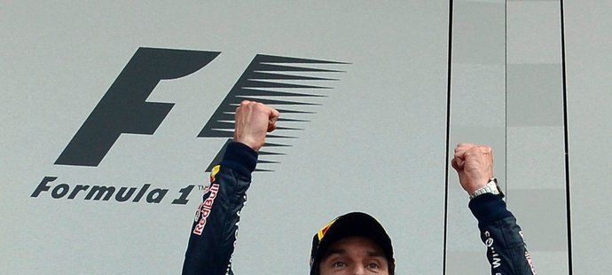 Mark Webber radostně skáče na stupně vítězů po svém triumfu v britské GP