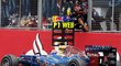 Mechanici Red Bullu slaví triumf Marka Webbera ve Velké ceně Británie