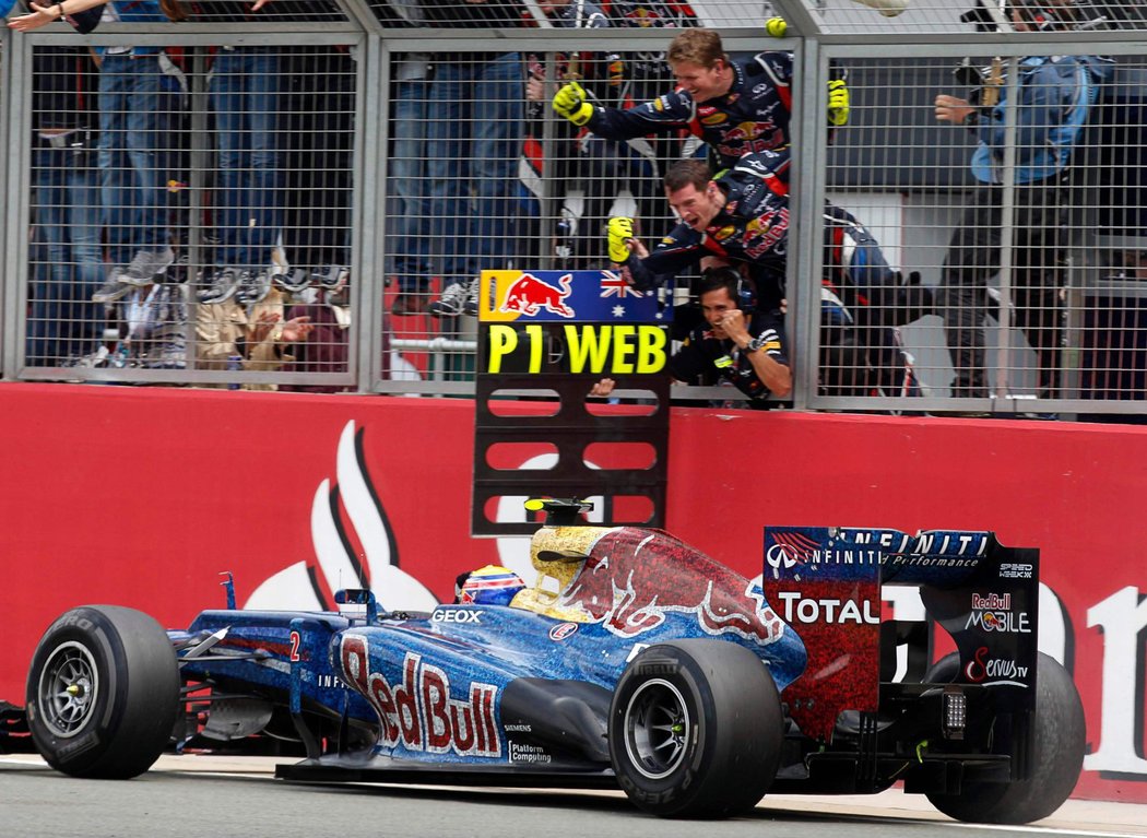 Mechanici Red Bullu slaví triumf Marka Webbera ve Velké ceně Británie