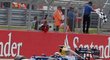 Mark Webber protíná cílovou pásku britské Grand Prix F1