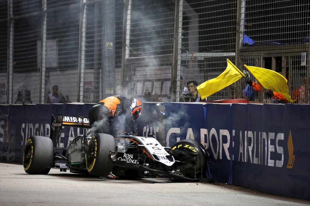 Vůz Force India Nika Hulkenberga napálil do zdi a německý pilot ve VC Singapuru skončil...