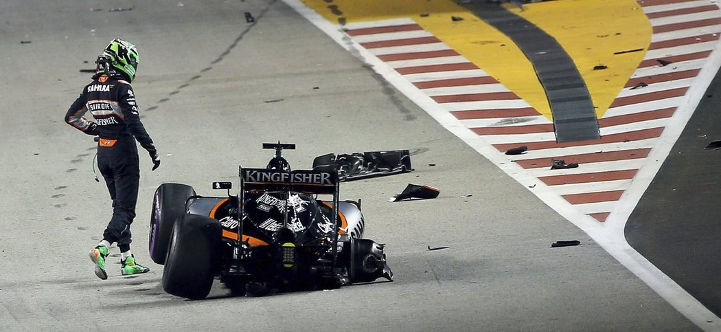 Nico Hulkenberg prohlíží svůj zdemolovaný vůz