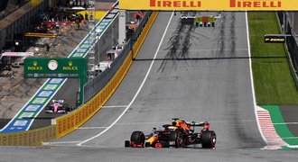 Verstappen ovládl v Rakousku páteční trénink. Skvělé časy zajížděl také Pérez