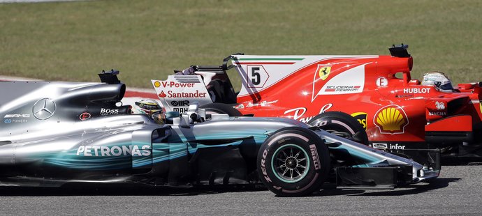 Sebastian Vettel několik kol v Austinu vedl, v cíli se však radoval Lewis Hamilton