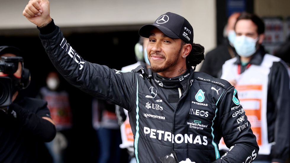 Lewis Hamilton a jeho vítězné gesto po kvalifikaci v Brazílii