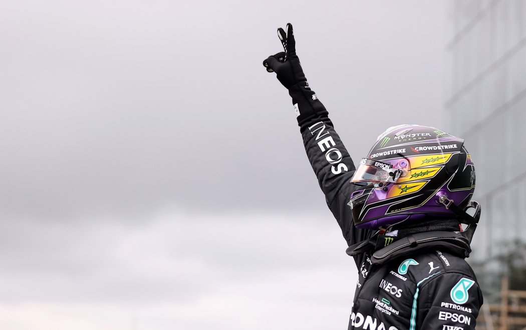 Lewis Hamilton se raduje z vítězství v kvalifikaci na VC Brazílie