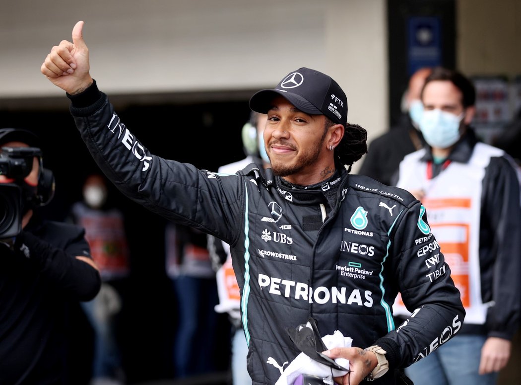Lewis Hamilton a jeho vítězné gesto po kvalifikaci v Brazílii