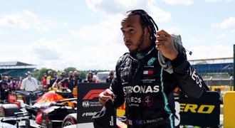 Mercedes vládne. Hamilton vyjel z trati, pak dal rekord, druhý vyrazí Bottas