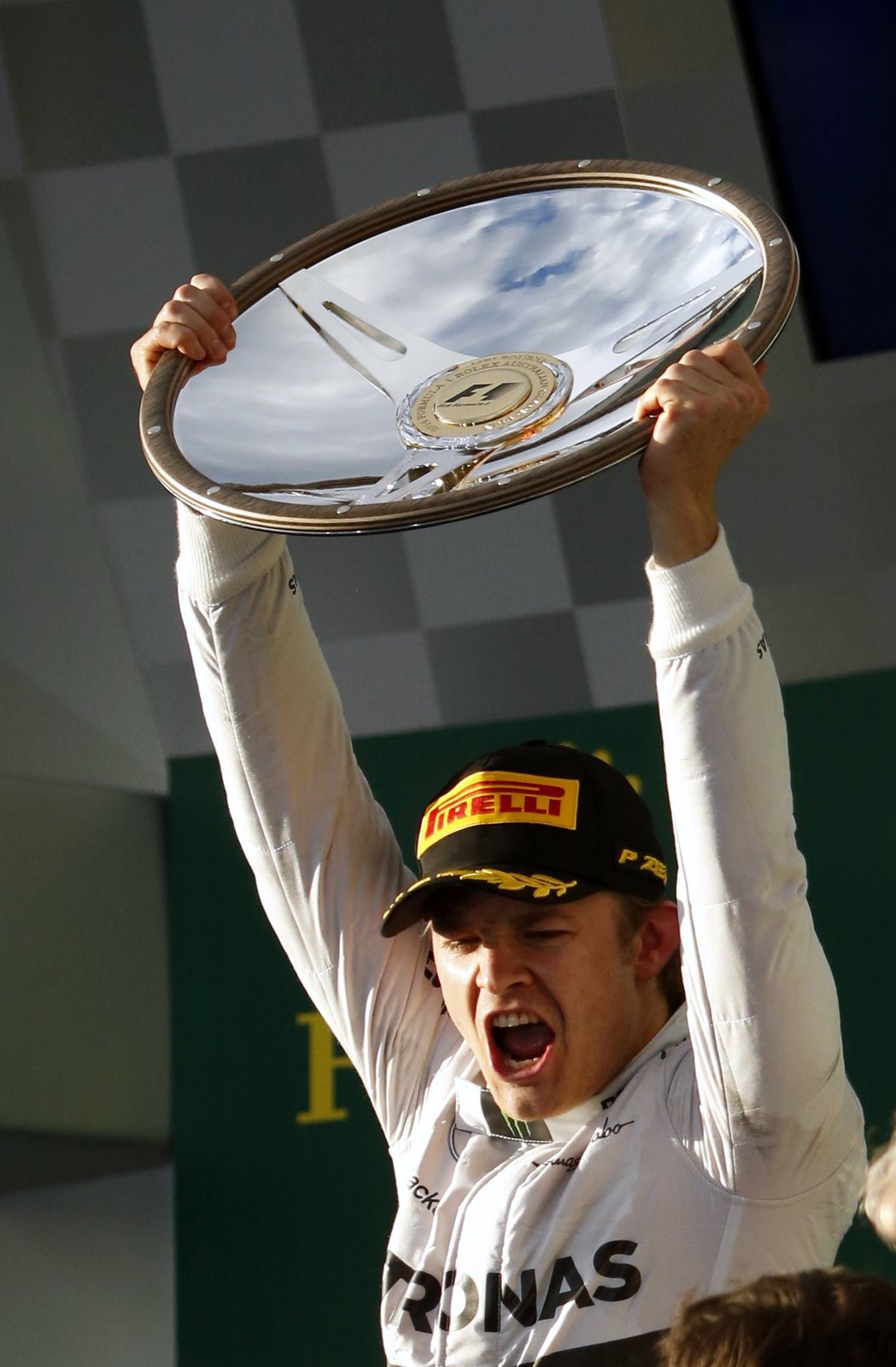 Nico Rosberg si pro čtvrté vítězství v kariéře dojel způsobem start - cíl. Vedení se ujal hned v prvních metrech závodu, kdy se ze třetího místa prosmýkl kolem týmového kolegy Hamiltona