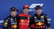 V nedělním závodě bude z první pozice startovat Charles Leclerc (uprostřed), za ním v kvalifikaci skončili Sergio Pérez (vlevo) a Max Verstappen