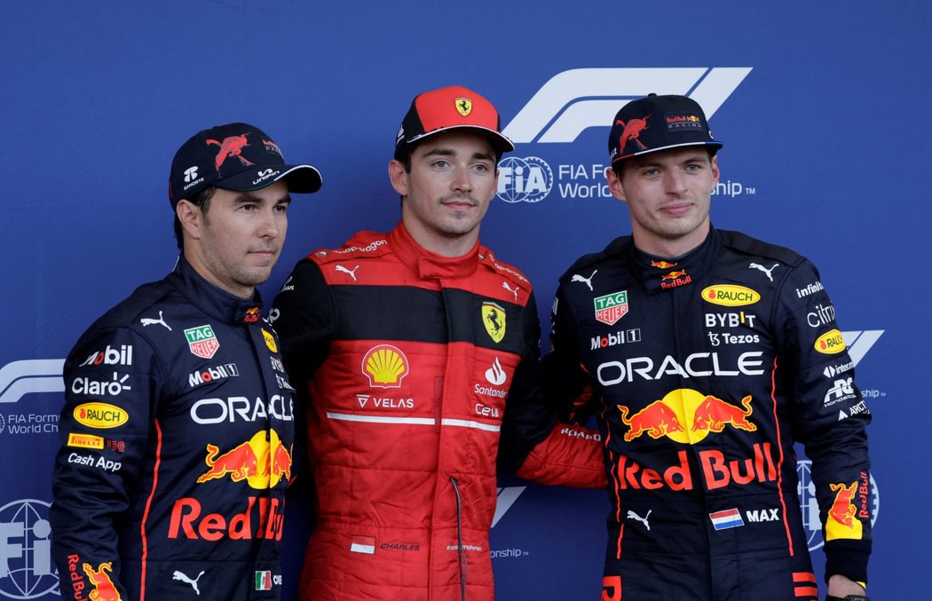 V nedělním závodě bude z první pozice startovat Charles Leclerc (uprostřed), za ním v kvalifikaci skončili Sergio Pérez (vlevo) a Max Verstappen