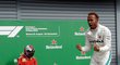 Britský závodník Lewis Hamilton se raduje z vítězství ve Velké ceně Itálie
