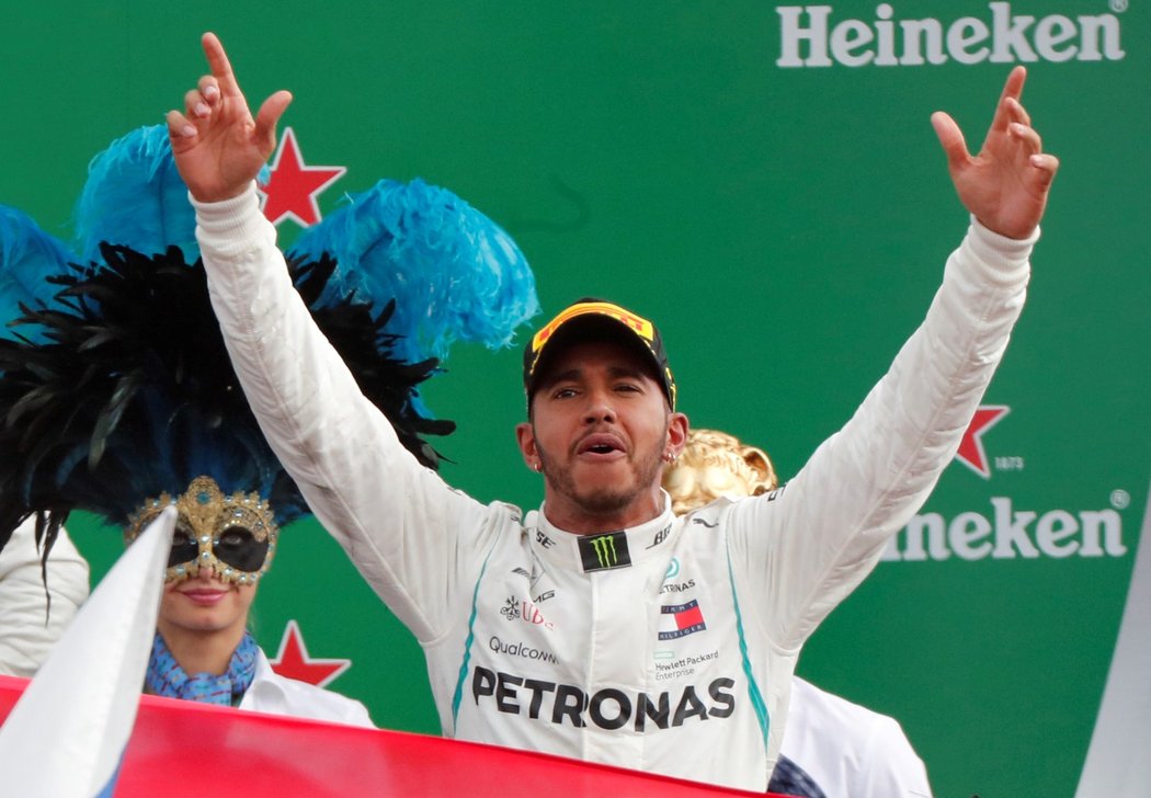 Závodník Lewis Hamilton na Velké ceně Itálie zvýšil svůj náskok v celkovém závodu formule 1 na rovných 30 bodů