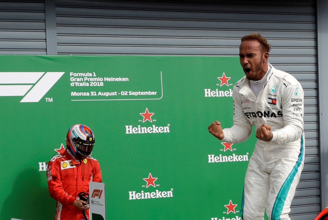 Britský závodník Lewis Hamilton se raduje z vítězství ve Velké ceně Itálie