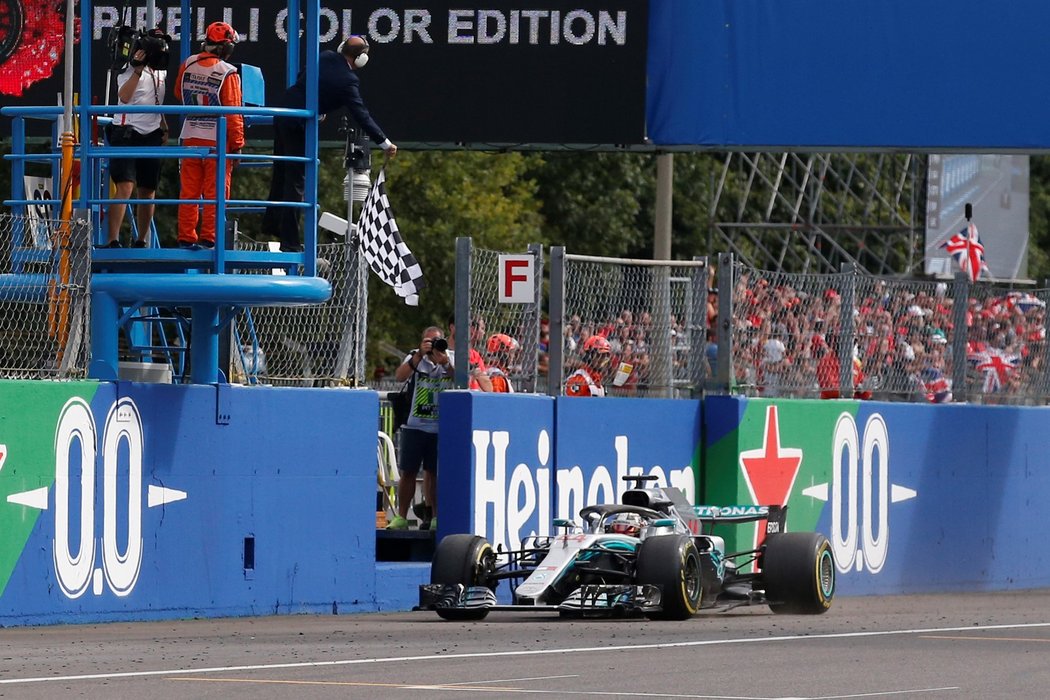 Velkou cenu formule 1 v Itálii vyhrál Lewis Hamilton
